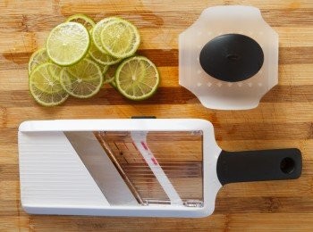 step11: 接著利用OXO可調式蔬果切片器將檸檬切成薄片後備用，可以自己調整厚薄度，扶著上蓋也不怕傷到手。