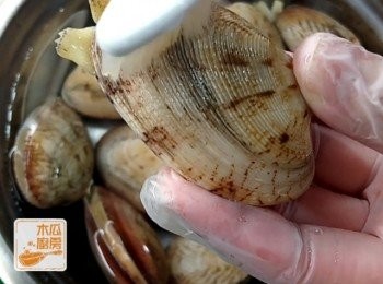 step1: 大蜆用鹽水吐沙後，擦洗乾淨，備用