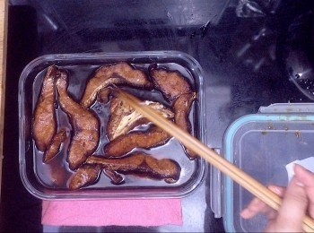 step8: 所有魚腩都處理好後，把<span class="group_3">醬汁</span>倒入盒內，蓋過魚腩，浸最少4-5小時，最好浸過一夜即可