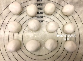 step4: 糯米粉加水揉至無粉粒，分成12份搓圓