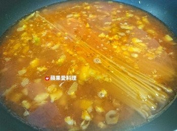 step6: 倒入水，放入義大利直麵，煮滾後，續煮7分鐘。