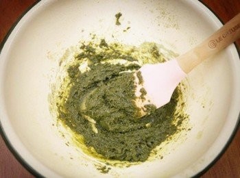 step2: 取一容器打入蛋黃、砂糖、香草精及過篩的麵粉和抹茶粉攪拌均勻。