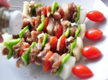 step4: 將全部串好的羊肉串灑上少許玫瑰鹽及孜然燒烤香料粉即可
