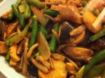 step5: 最後將西芹和甜豆角回鑊,放入調味炒至收汁上碟