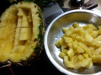 step10: 取出菠蘿粒,中間硬身芯部位不要