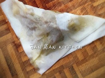 step4: 斜角對摺，輕力按壓邊位成一三角形。