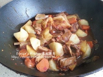 step8: 再加入白蘿蔔拌勻繼續用慢火炆30分鐘 , 熄火焗2小時