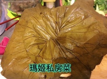 step6: 將荷葉放在蒸籠上面👉🏻荷葉頭向下鋪好