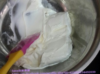 step7: 將忌廉芝士倒入容器中，隔熱水用刮刀拌至軟化(忌廉芝士也可以提前1小時由雪櫃拎出，放於室溫中解凍至軟，咁助熱水會更易軟化)