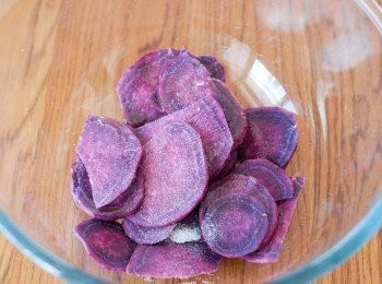 step1: 將蕃薯切薄片，再加入少許橄欖油、鹽，也可加少許調味料