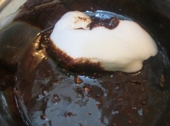 step8: - 先把一勺蛋白拌入巧克力溶液，拌好後全部倒入蛋白輕力拌勻