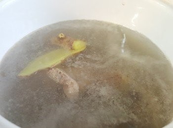 step2: 火<a href="https://bit.ly/3uTwVKG" target="_blank" data-keyword="雞腎" class="guide-link"><strong>雞腎</strong></a> <span style="display:inline-block;vertical-align:middle;margin-top:-3px;color:initial;border-radius:3px;padding:2px 3px;font-size:12px;line-height:14px;background:#87d300;color:#fff;">即買</span> 用薑片<span class="group_3">汆水</span>，備用。