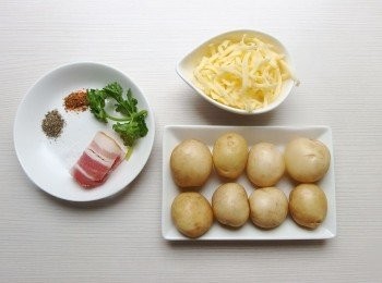 step1: 準備所有材料。將培根切末,香菜或九層塔切末。