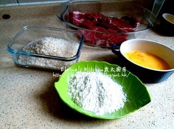 step8: 期間準備麵粉 , 麵包糠及雞蛋打成蛋液