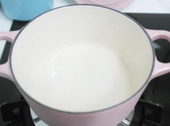 step1: 先將蘋果洗淨去皮切成片狀淋上檸檬汁備用!!!取一鍋倒入砂糖及水準備先做焦糖~~煮的時候不要攪拌它喔!!煮至呈現焦糖黃褐色狀態^^