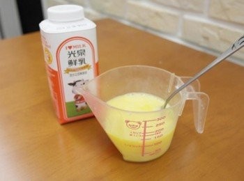 step11: 一人份的<span class="group_2">蛋包</span>是兩顆蛋!!將兩顆蛋打入容器中並加入1大匙的光泉鮮乳均勻攪拌喔~~