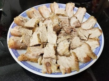 step5: 將豬踭，冷凍後取出切片擺放碟上