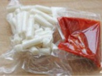 step2: 拆開包裝，取出年糕和醬包