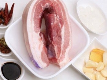 step1: 將五花肉切成2厘米見方的大塊