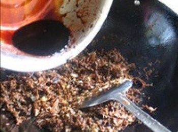 step14: 炒好的梅菜鋪在肉碗裡，壓緊實