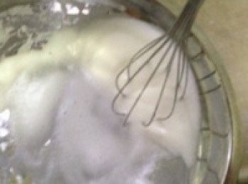 step4: 攪蛋清,一定要用打蛋器攪拌!有白沫的時候放一點糖,繼續攪,最後要到那種奶油狀白白的才可以