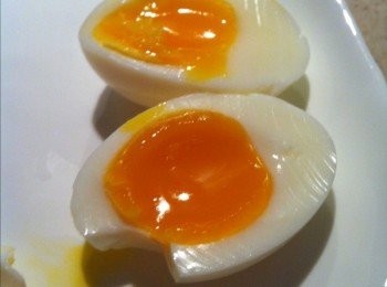 step6: 雞蛋的蛋白都是熟的，加點醬進食即可。