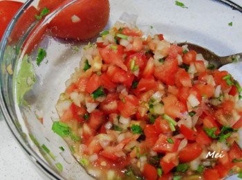 step2: 然後將全部材料攪拌均勻，再放入特砂糖，鹽及橄欖油，最後再擠入檸檬汁，全部再攪拌均勻即可