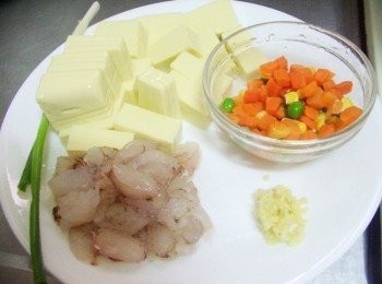 step1: 先準備好所需<span class="group_1">材料</span>ˊ豆腐切小塊ˊ蔥薑切末ˊ蟹腿退冰洗淨備用