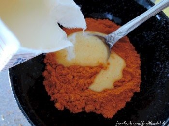 step1: 加入2-3汤匙的咖哩粉在碗中，然后倒入适量的鲜奶 ，搅拌均匀至粘稠的咖喱酱。备用 。