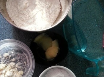 step5: 糯米粉加入所有皮材料搓成麵糰