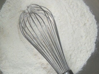 step1: 將麵粉,奶粉,鹽,泡打粉混合均勻 烤箱220度預熱