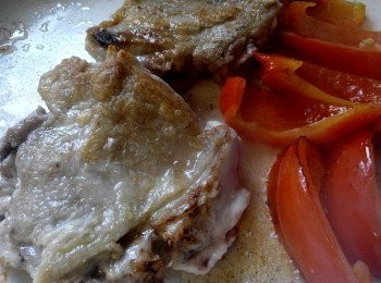 step2: 熱鍋，倒入少量的油，放入雞腿，雞皮朝下煎至上色後翻面，放入紅甜椒煎熟後取出。雞腿繼續煎至熱透，加入照燒醬燒煮入味。