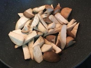 step2: 鍋子燒熱後下少許橄欖油也燒熱，再將杏鮑菇下鍋與少許黑胡椒煎炒到杏鮑菇上色。 無蒜味奶油醬者，則請爆香蒜末後再下杏鮑菇拌炒。