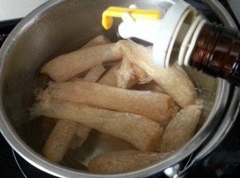 step2: 竹笙用少許酒出水約2分鍾去除草青味