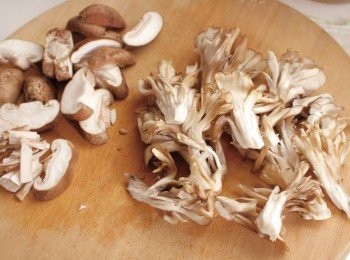 step4: 香菇切成厚片，香菇梗切成薄片。舞菇分成小朵。