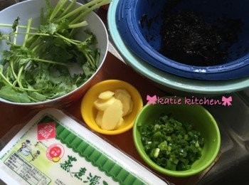 step1: 肉片先用醃料醃約半小時備用，蔥花切碎，芫荽用鹽水略浸一會沖洗瀝乾備用，豆腐切粒備用