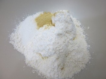 step1: 凍牛油切粒，與低筋麵粉、薑粉、砂糖、鹽搓成顆粒狀