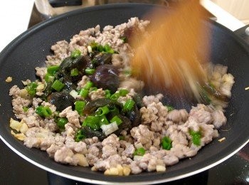 step4: 加入皮蛋拌炒，絞肉全熟時放入蔥末，灑上適量白胡椒粉即可。
（也可以使用蠔油或是灑上適量的鹽巴）