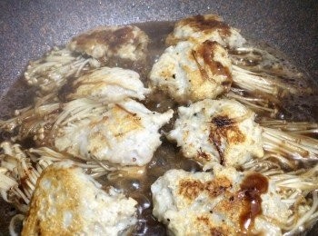 step3: 將燒肉汁同水加到金菇, 轉大火等金菇吸收燒肉汁既味