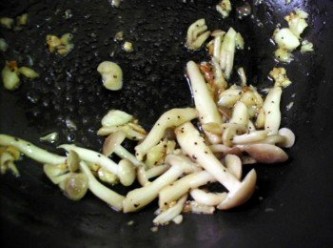 step3: 接著下鴻喜菇與黑胡椒粒、少許鹽