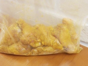 step1: 先將雞腿肉洗淨後放入塑膠袋放入<span class="group_2">醃料</span>後抓一抓。