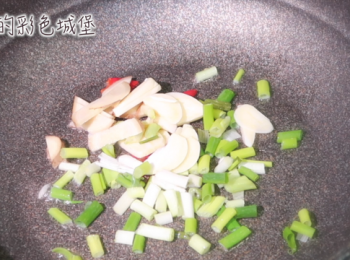 step1: 準備辛香料，青蔥洗淨，切段，薑切末，蒜切片，辣椒切小段。起油鍋，爆香所有辛香料。