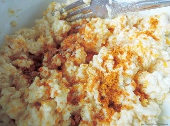 step2: 接著，加入薑黃粉或咖哩粉讓豆腐變成如蛋黃色一樣再拌入鹽和糖。