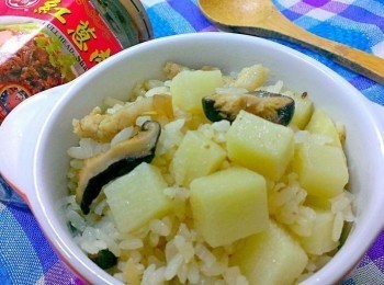 step5: 加了牛頭牌紅葱肉燥的麻竹筍炊飯~香噴噴~好好吃喔~