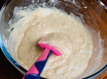 step3: 後篩入麵粉，鹽及梳打粉baking soda拌勻，最後加入香蕉拌勻