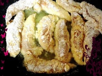 step7: 7.把油倒入鍋中開中火加熱,等油熱後把雞柳條放下去炸,油其實可以不用放很多,差不多蓋住雞柳條就好了,然後可以半煎半炸.炸的時候火侯不要太大才不會炸到焦掉. 雞柳條油炸至表面呈現金黃色澤即可撈起.