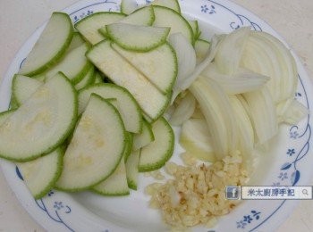 step2: 洋蔥切絲，翠玉瓜和紅辣椒切薄片，蒜切碎，備用。