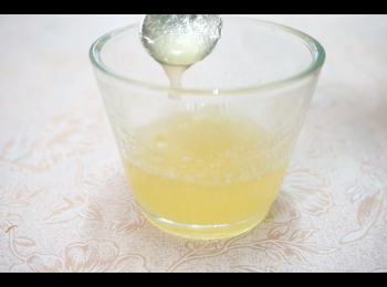 step1: 做法（牛乳布丁）：
混合魚膠粉和水，備用。