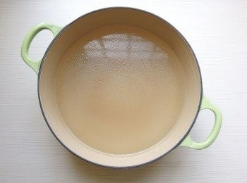 step3: 準備一個湯鍋,加入高湯煮滾。另外將太白粉加入少許的水調均勻備用(勾芡用)