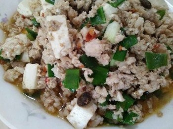 step3: 依序放入絞肉【澎湖豬肉】、豆腐，加入少許辣豆辦醬，把全部<span class="group_1">食材</span>炒勻，